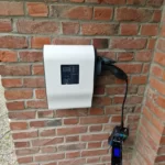 Borne ou prise pour véhicule électrique